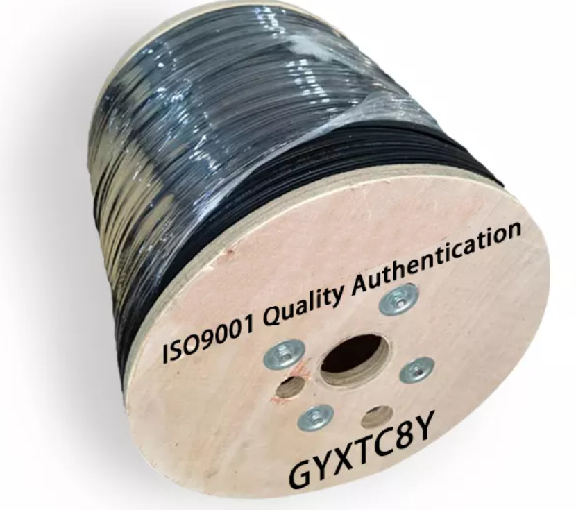 GYXTC8Y في الهواء الطلق Fig8 كابل الألياف البصرية 2 4 6 8 12 الأساسية الهوائية أسلاك الفولاذ عضو قوة