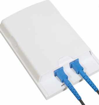 FTTH 2 النوى صندوق إنهاء الألياف الضوئية PC ABS 2 قطعة محولات SC داخلي أو خارجي