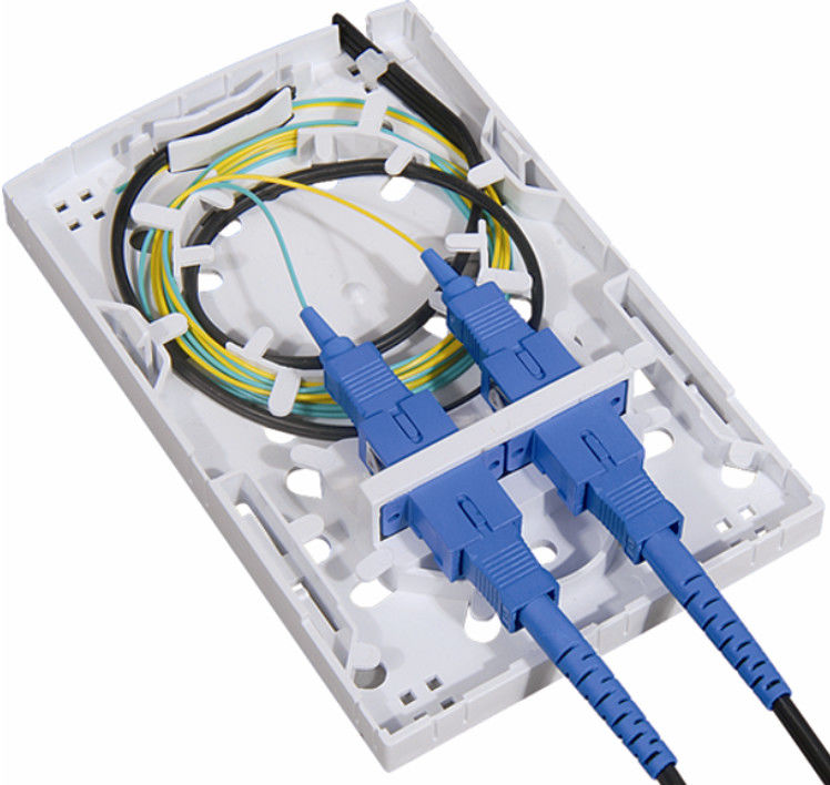 FTTH 2 النوى صندوق إنهاء الألياف الضوئية PC ABS 2 قطعة محولات SC داخلي أو خارجي